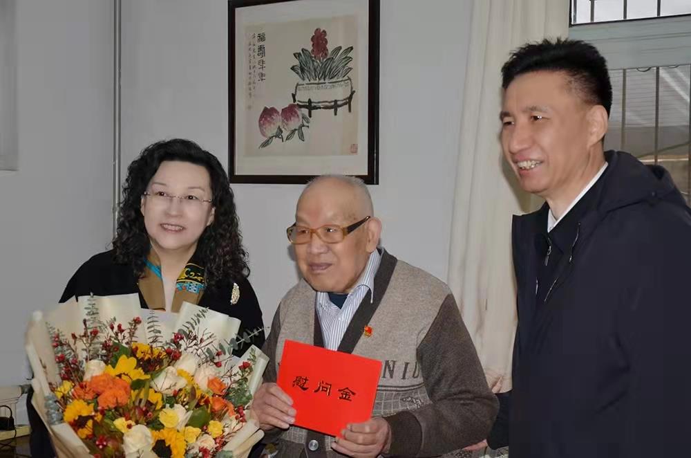 濟南產(chǎn)發(fā)集團黨委副書記、總經(jīng)理黃蓓走訪慰問離休老干部、老黨員